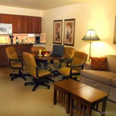Отель Staybridge Suites Sacramento Airport Natomas комната для гостей