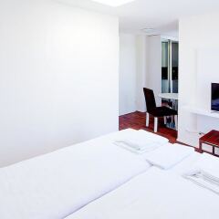 Апартаменты Suite Apartments By Livingdowntown Цюрих комната для гостей фото 3