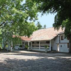 Nooit Gedacht Heritage Hotel-Original Dutch Governor's House парковка