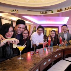 Отель Oxford Suites Makati Филиппины, Макати - отзывы, цены и фото номеров - забронировать отель Oxford Suites Makati онлайн гостиничный бар