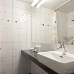 Отель Radisson Hotel Kaunas Литва, Каунас - 1 отзыв об отеле, цены и фото номеров - забронировать отель Radisson Hotel Kaunas онлайн ванная