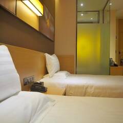 IU Hotel Qingyuan Fogang Branch сейф в номере