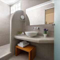 Отель Anamnesis Spa Luxury Apartments Греция, Остров Санторини - отзывы, цены и фото номеров - забронировать отель Anamnesis Spa Luxury Apartments онлайн ванная фото 2