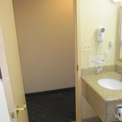Отель Comfort Inn JFK Airport США, Нью-Йорк - 1 отзыв об отеле, цены и фото номеров - забронировать отель Comfort Inn JFK Airport онлайн ванная фото 2