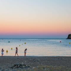 Отель Ciudad De Vacaciones Cala Montjoi Испания, Курорт Росес - отзывы, цены и фото номеров - забронировать отель Ciudad De Vacaciones Cala Montjoi онлайн пляж фото 2