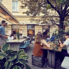 Отель Between Us Bed and Breakfast Варшава гостиничный бар
