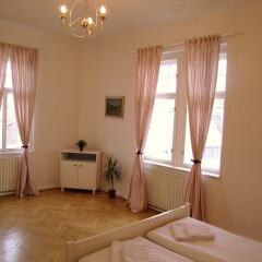 Апартаменты Old Town Square Apartments комната для гостей фото 3