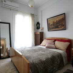 Отель Comfy & Tasteful Central Apt • 1' to Metro Station комната для гостей фото 3