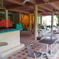 Отель Toff Lanta Guest House Ланта гостиничный бар