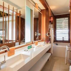 Отель Tahiti Ia Ora Beach Resort Managed By Sofitel Пунаауиа ванная