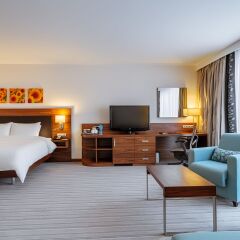 Гостиница Hilton Garden Inn Краснодар в Краснодаре - забронировать гостиницу Hilton Garden Inn Краснодар, цены и фото номеров комната для гостей фото 4