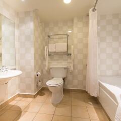 Отель Holiday Inn Edinburgh Эдинбург ванная фото 2