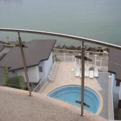 Отель Balchik English House бассейн