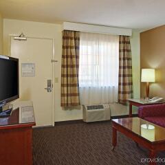 Отель La Quinta Inn & Suites by Wyndham San Diego SeaWorld/Zoo США, Сан-Диего - отзывы, цены и фото номеров - забронировать отель La Quinta Inn & Suites by Wyndham San Diego SeaWorld/Zoo онлайн комната для гостей фото 2
