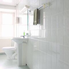 Отель Old Town Munkenhof Guesthouse - Hostel Эстония, Таллин - 3 отзыва об отеле, цены и фото номеров - забронировать отель Old Town Munkenhof Guesthouse - Hostel онлайн ванная
