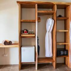 Отель Octopus Resort сейф в номере