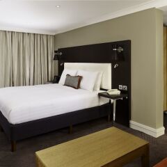 DoubleTree by Hilton London - Ealing Hotel сейф в номере