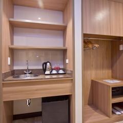 Отель Makati Crown Regency Hotel Филиппины, Макати - отзывы, цены и фото номеров - забронировать отель Makati Crown Regency Hotel онлайн удобства в номере фото 2