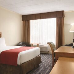 Отель Travelodge by Wyndham Hotel & Convention Centre Quebec City Канада, Квебек - отзывы, цены и фото номеров - забронировать отель Travelodge by Wyndham Hotel & Convention Centre Quebec City онлайн комната для гостей фото 4