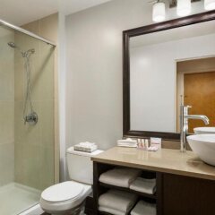 Отель Days Inn - Vancouver Downtown Канада, Ванкувер - отзывы, цены и фото номеров - забронировать отель Days Inn - Vancouver Downtown онлайн ванная