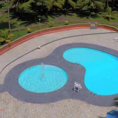 Отель Coconut Grove Beach Resort бассейн