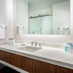 Отель Hampton Inn & Suites Santa Monica США, Санта-Моника - отзывы, цены и фото номеров - забронировать отель Hampton Inn & Suites Santa Monica онлайн ванная