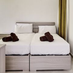 Апартаменты The Village Apartments Буджибба комната для гостей