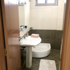 Апартаменты Apartment With 2 Bedrooms in Durrës, With Wonderful sea View and Furnished Terrace - 10 m From the Beach Дуррес ванная фото 2