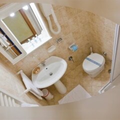 Отель Julia Guesthouse Италия, Рим - отзывы, цены и фото номеров - забронировать отель Julia Guesthouse онлайн ванная фото 2