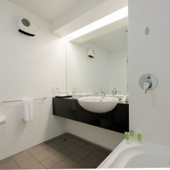 Scenic Hotel Te Pania in Napier, New Zealand from 166$, photos, reviews - zenhotels.com bathroom
