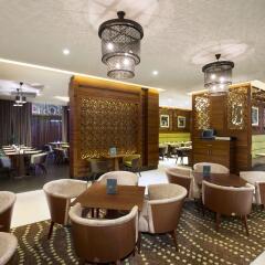Отель Hilton Garden Inn Dubai Al Muraqabat Дубай гостиничный бар