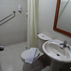 Отель Malvar Hostel Филиппины, Манила - отзывы, цены и фото номеров - забронировать отель Malvar Hostel онлайн ванная
