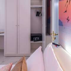 Отель Marina Centro Suite Римини сейф в номере
