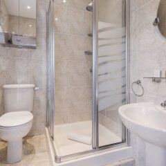 Отель Luxurious Hampstead Home with Gorgeous Garden ванная