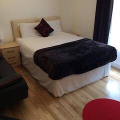Апартаменты Wellington Road Apartments сейф в номере