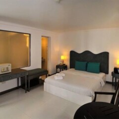 Erus Suites Hotel сейф в номере