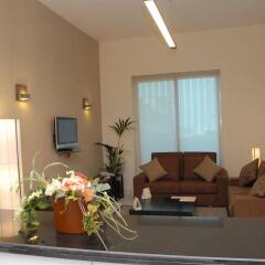 Royal Ascot Hotel Apartment комната для гостей