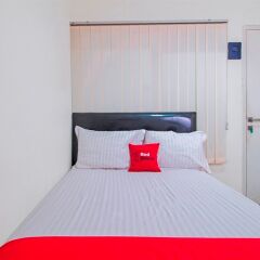 Отель RedDoorz @ Salemba Raya комната для гостей фото 5