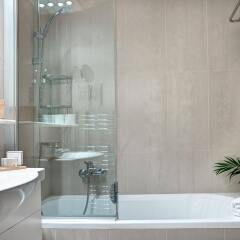 Отель Blazer Suites Hotel Греция, Афины - 1 отзыв об отеле, цены и фото номеров - забронировать отель Blazer Suites Hotel онлайн ванная фото 2