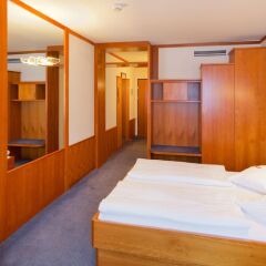 Отель Vienna Sporthotel Вена сейф в номере
