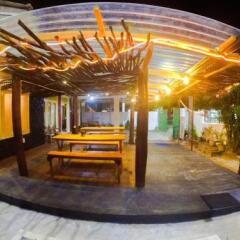 Отель Surfing Beach Guest House Хиккадува