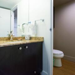 Отель West Coast Suites at UBC Канада, Аптаун - отзывы, цены и фото номеров - забронировать отель West Coast Suites at UBC онлайн ванная