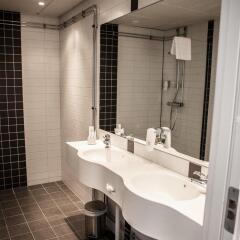 Отель First Hotel River C Швеция, Карлстад - отзывы, цены и фото номеров - забронировать отель First Hotel River C онлайн ванная фото 2