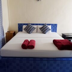 Отель Airport Overnight пляж Май Кхао сейф в номере