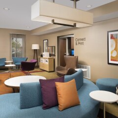Отель Fairfield Inn & Suites by Marriott Albuquerque Airport комната для гостей