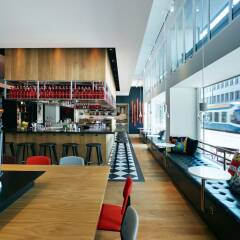 Отель citizenM Zürich гостиничный бар фото 5