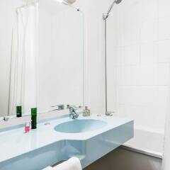 Отель ibis budget Paris Porte de Bercy Франция, Шарантон-ле-Пон - отзывы, цены и фото номеров - забронировать отель ibis budget Paris Porte de Bercy онлайн ванная фото 2