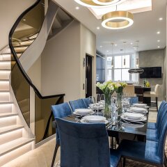 Отель Incredible 6 Storey 4 bed Luxury House in St James Лондон в номере