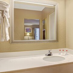 Отель Ramada Waterfront Sarasota ванная