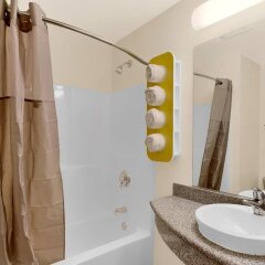 Отель Motel 6 Niagara Falls - New York США, Ниагара-Фолс - отзывы, цены и фото номеров - забронировать отель Motel 6 Niagara Falls - New York онлайн ванная